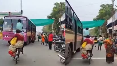 ಪತ್ನಿ ಮಗನನ್ನು ಬಸ್ ಹತ್ತಿಸಿದ ರೀತಿಗೆ ಫಿದಾ ಆದ ಭಾರತ, ವಿಡಿಯೋ