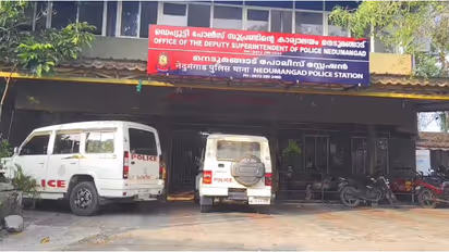 ബോയ്സ് ഹോസ്റ്റലിലേക്ക് പാഴ്സൽ; കവറിൽ 105 മിഠായികൾ, ലഹരിയുമായി മൂന്നുപേരെ അറസ്റ്റ് ചെയ്ത് പൊലീസ്