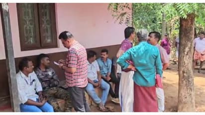 സ്ഥലത്തിന് എൻഒസി നൽകാൻ 35000 രൂപ കൈക്കൂലി ആവശ്യപ്പെട്ടു; പാലക്കാട് 2 വനംവകുപ്പ് ഉദ്യോ​ഗസ്ഥർ പിടിയിൽ