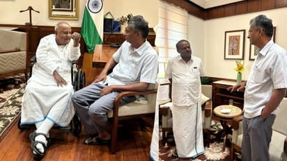 ಶತ್ರುವಿನ ಶತ್ರು ಕುಮಾರಸ್ವಾಮಿ, ದೇವೇಗೌಡರನ್ನು ಮಿತ್ರರಂತೆ ಭೇಟಿ ಮಾಡಿ ಸಚಿವ ಸತೀಶ್ ಜಾರಕಿಹೊಳಿ!