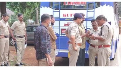 കണ്ണൂരിലെ സ്വകാര്യ ബസിലെ ബർത്തിൽ ബാ​ഗിൽ പൊതിഞ്ഞ നിലയിൽ 3 പെട്ടികൾ; തുറന്നപ്പോൾ 150 തോക്കിൻതിരകൾ