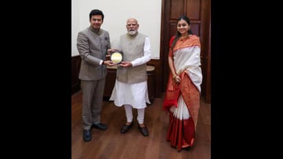 ಪ್ರಧಾನಿ ಮೋದಿ ಆಶೀರ್ವಾದ ಪಡೆದ ಸಂಸದ ತೇಜಸ್ವಿ ಸೂರ್ಯ ದಂಪತಿ! ವಿಶೇಷ ಉಡುಗೊರೆ ನೋಡಿ ಭಾರೀ ಆಶ್ಚರ್ಯ!