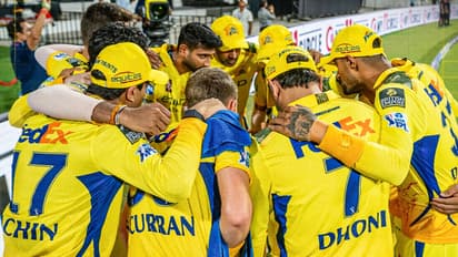 சின்ன தல சாதனையை முறியடித்த தல; சிஎஸ்கே அணிக்காக அதிக ரன்கள் குவித்த வீரரான தோனி!