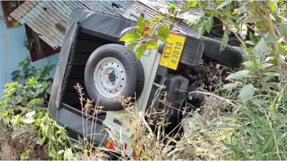 ശാരീരികാസ്വസ്ഥതകളെ തുടർന്ന് ഹെഡ്മാസ്റ്ററെ ആശുപത്രിയിൽ കൊണ്ടുപോകുന്നതിനിടെ ജീപ്പ് മറിഞ്ഞു; 3 പേർക്ക് പരിക്ക്