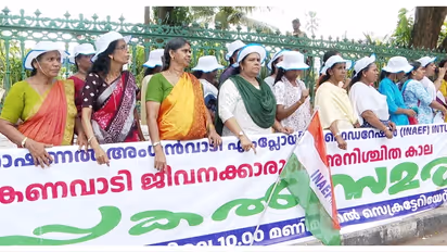 സെക്രട്ടേറിയറ്റിന് മുന്നിലെ സമരം അവസാനിപ്പിച്ച് അങ്കണവാടി ജീവനക്കാർ; ധനമന്ത്രിയുമായുള്ള ചർച്ചയിൽ തീരുമാനം