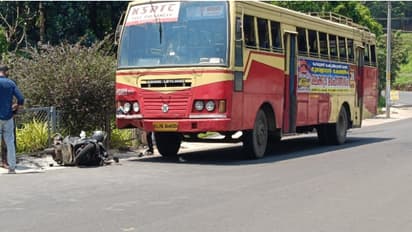കെഎസ്ആര്‍ടിസി ബസ് സ്‌കൂട്ടറിലിടിച്ച് തപാല്‍ ജീവനക്കാരന് ഗുരുതര പരിക്ക്