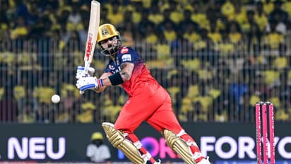 CSK ಬಗ್ಗುಬಡಿದು ಡ್ರೆಸ್ಸಿಂಗ್ ರೂಮ್ನಲ್ಲಿ ಭರ್ಜರಿ ಸ್ಟೆಪ್ಸ್ ಹಾಕಿದ ವಿರಾಟ್ ಕೊಹ್ಲಿ! ವಿಡಿಯೋ ವೈರಲ್