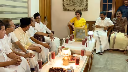 പരിഭവം തീർക്കാൻ പ്രിയങ്ക ഗാന്ധി പാണക്കാടെത്തി; സാദിഖലി തങ്ങളുടെ ഇഫ്താർ വിരുന്നിൽ പങ്കെടുത്തു