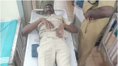 വാഹന പരിശോധനയ്ക്കിടെ ബൈക്കിന് കൈ കാണിച്ചു, 2 പൊലീസുകാരെ വെട്ടിച്ച് നീങ്ങി മറ്റൊരാളെ ഇടിച്ചിട്ട് രക്ഷപ്പെട്ടു