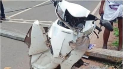 ബസിനെ മറികടക്കാൻ ശ്രമിക്കുന്നതിനിടെ സ്കൂട്ടറിന്റെ നിയന്ത്രണംവിട്ട് പോസ്റ്റിൽ ഇടിച്ചു;രണ്ട് പേർക്ക് പരിക്ക്