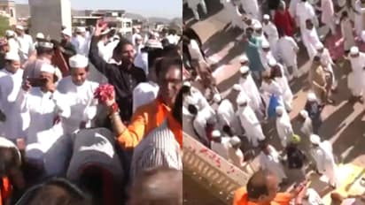 ആഘോഷത്തിനെത്തിയ മുസ്ലീങ്ങളുടെ മേൽ പുഷ്പവൃഷ്ടി നടത്തി ഹിന്ദു-മുസ്ലീം ഐക്യ സമിതി; ഉത്തരേന്ത്യയിലും വലിയ ആഘോഷം