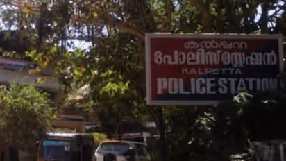 കൽപ്പറ്റ പൊലീസ് സ്റ്റേഷനിലെ ശുചിമുറിയിൽ യുവാവ് തൂങ്ങിമരിച്ച നിലയിൽ; മൃതദേഹം ആശുപത്രിയിലേക്ക് മാറ്റി