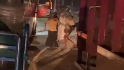 വഴി തടഞ്ഞ് പാർക്ക് ചെയ്ത് കാർ മാറ്റാൻ ആവശ്യപ്പെട്ടു, ബസ് ഡ്രൈവറെ ഹെൽമെറ്റ് കൊണ്ട് ആക്രമിച്ച് പരിക്കേൽപ്പിച്ചു