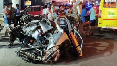 സിഗ്നലിൽ നിർത്തിട്ടിയിരുന്ന കാറിലേക്ക് പിന്നിൽ വന്ന ടിപ്പർ ഇടിച്ചുകയറി; ഒരു വയസുകാരൻ ഉൾപ്പെടെ 3 പേർ മരിച്ചു