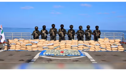 ഇന്ത്യൻ മഹാസമുദ്രത്തില് സംശയകരമായി ബോട്ട്, പരിശോധിച്ച് യുദ്ധക്കപ്പൽ, 2386 കിലോ ഹാഷിഷും 121 ഹെറോയിനും പിടികൂടി