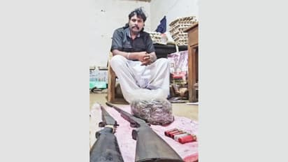 ടൗണിൽ പച്ചക്കറി കച്ചവടം, കടയിൽ നിന്നും ജീപ്പിൽ നിന്നും പിടികൂടിയത് തോക്കും തിരകളും കഞ്ചാവും, 40കാരൻ അറസ്റ്റിൽ