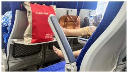 ഒരല്പം ലജ്ജ? ട്രെയിനിലെ ഫുഡ് ട്രേയില്‍ കാല്‍ കയറ്റിവച്ച സ്ത്രീയെ രൂക്ഷമായി വിമര്‍ശിച്ച് സോഷ്യല്‍ മീഡിയ 