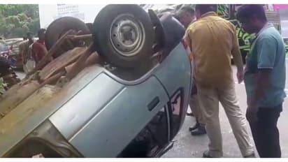 താമരശ്ശേരി ചുരത്തിൽ ബൈക്കിൽ കാറിടിച്ച് കാർ തലകീഴായി മറിഞ്ഞ് അപകടം; 3 പേര്ക്ക് പരിക്ക്