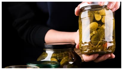 വീട്ടിൽ തയ്യാറാക്കിയ അച്ചാറിൽ പൂപ്പൽ വന്നുതുടങ്ങിയോ? വിഷമിക്കേണ്ട, പരിഹാരമുണ്ട്