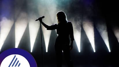 குரல் இனிமையாக இருக்க பாம்பின் விந்தணு காக்டெயில் குடிக்கும் பாடகி!