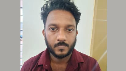 രണ്ട് തവണ വളകൾ പണയം വച്ച് 186000 രൂപ വാങ്ങി, മൂന്നാം തവണ പിടിവീണു; സ്വർണം പൂശിയ വളകളുമായെത്തിയ യുവാവ് പിടിയിൽ