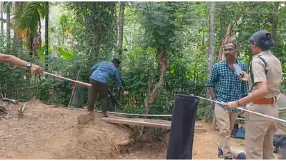 ആ ശബ്ദം കേട്ട കുളത്തുപ്പുഴ കല്ലുവരമ്പ് വാസികൾ വനംവകുപ്പിനെ അറിയിച്ചു, പാഞ്ഞെത്തിയ സംഘം രാജവെമ്പാലയെ പിടികൂടി