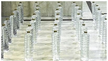 പട്രോളിങ്ങിനിടെ ഡ്രൈവറുടെ പെരുമാറ്റത്തിൽ സംശയം തോന്നി, കാർ പരിശോധിച്ചു, പിടികൂടിയത് 65 കുപ്പി വാറ്റുചാരായം 