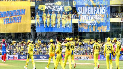 முதல் முறையாக சேப்பாக்கத்தில் தோனியின் பெற்றோர்; இது தோனியின் கடைசி சீசனாக இருக்குமா?