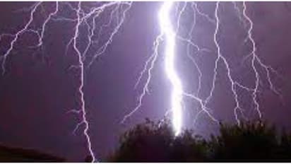 കളമശ്ശേരിയിൽ കാറിൽ നിന്ന് പുറത്തേക്ക് ഇറങ്ങുന്നതിനിടെ മിന്നലേറ്റ് സ്ത്രീയ്ക്ക് ദാരുണാന്ത്യം 