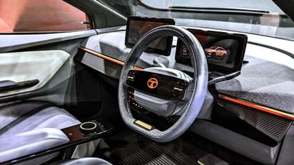 രണ്ട് ടാങ്കുകളുമായി ക്യാമറയിൽ കുടുങ്ങി ഒരു കാർ!