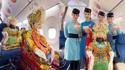 ദേവതയുടെ പ്രതിമകൾക്ക് അതിർത്തി കടക്കണം, പ്രത്യേക ബോർഡിംഗ് പാസുകൾ നൽകി എയർലൈൻസ്