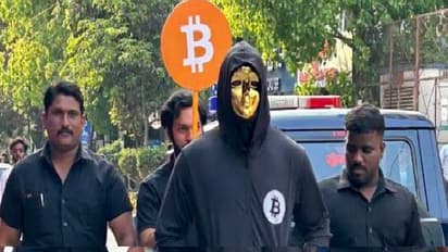 பெங்களூவில் தங்க முகமூடி அணிந்து பிறந்த நாள் கொண்டாடிய பிட்காயின் நிறுவனர் சடோஷி நகமோட்டோ!!