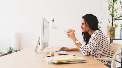 Desk Job Fitness ఒకేచోట కూర్చొని పని చేయడం మహా డేంజర్.. అయితే ఇలా చేయండి!