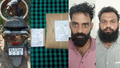 KL-13-AK 275 സ്കൂട്ടറിൽ 2 യുവാക്കൾ; പെരുമാറ്റത്തിൽ സംശയം തോന്നി, സീറ്റ് തുറന്ന് പരിശോധിച്ചപ്പോൾ ഉള്ളിൽ കഞ്ചാവ്