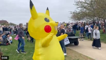 ട്രംപിനെതിരെ പ്രതിഷേധം ശക്തം, തെരുവുനിറഞ്ഞ് ജനങ്ങള്‍, വൈറലായി 'പിക്കാച്ചു'