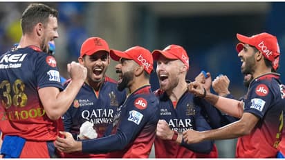 പവര് പ്ലേയില് പതറി ഡല്ഹി, ഭുവനേശ്വറിന് രണ്ട് വിക്കറ്റ്! ആര്സിബി ഡ്രൈവിംഗ് സീറ്റില്