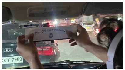 കപ്പിൾസിന് സ്വകാര്യനിമിഷങ്ങൾ ആസ്വദിച്ച് സഞ്ചരിക്കാൻ സ്മൂച്ച് ക്യാബുകൾ, സംഭവം ഏപ്രിൽ ഫൂൾ തമാശ