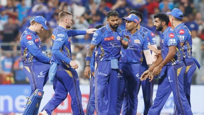 வான்கடே ஸ்டேடியத்தில் 10 ஆண்டுகளுக்கு பிறகு மும்பையை வீழ்த்தி சாதனை படைத்த ஆர்சிபி!