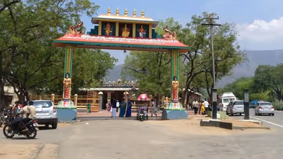 பண்ணாரி அம்மன் கோயிலில் திடீரென தீயில் இறங்கிய அமுதா ஐஏஎஸ்! அதிர்ந்துபோன பக்தர்கள்! வைரல் போட்டோ!