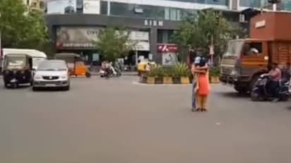 നടുറോഡിൽ കെട്ടിപ്പിടിച്ച് യുവാവും യുവതിയും, ഇടപെട്ട് ട്രാഫിക് പൊലീസ്, സിനിമാ ഷൂട്ടിം​ഗോ റീലെടുപ്പോ?