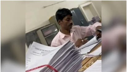 വളരെ കൂളായി ഇരുന്ന് ഉത്തരക്കടലാസുകൾ നോക്കുന്ന പ്യൂൺ! വീഡിയോ പുറത്ത്, പ്രിൻസിപ്പലിനും പ്രൊഫസർക്കും സസ്പെൻഷൻ