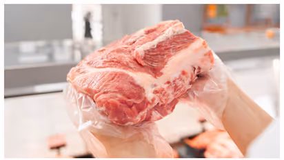 പാകം ചെയ്യുന്നതിന് മുന്പ് ഇറച്ചി ഫ്രിഡ്ജില് നിന്ന് ഏറെ നേരം മാറ്റിവെക്കാറുണ്ടോ? ചെയ്യരുത്, കാരണം ഇതാണ്