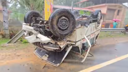 മന്ത്രിക്ക് എസ്കോർട്ട് പോയ പൊലീസ് ജീപ് നിയന്ത്രണം വിട്ട് മറിഞ്ഞു; അപകടം പത്തനാപുരത്ത്, 2 പൊലീസുകാർക്ക് പരുക്ക്