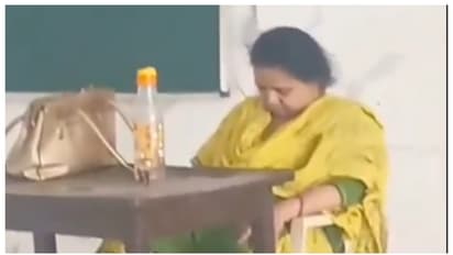'ഉറക്കമാ... ഉറക്കമാ...'; ക്ലാസില് ഇരുന്ന് ഉറങ്ങുന്ന ടീച്ചറുടെ വീഡിയോ വൈറൽ
