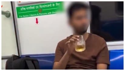 മെട്രോ യാത്രയ്ക്കിടെ മദ്യപാനവും മുട്ട തീറ്റയും; പിടികൂടിയപ്പോൾ കുടിച്ചത് ആപ്പീ ഫിസെന്ന്, വീഡിയോ വൈറൽ