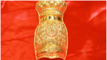 36 പവൻ തൂക്കം, ഗുരുവായൂരപ്പന് വഴിപാട് സമർപ്പണമായി പൊന്നിന്‍റെ കിരീടം; സമർപ്പിച്ചത് തമിഴ്നാട് സ്വദേശി