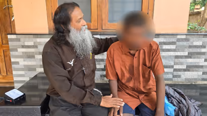 മുഷിഞ്ഞ വേഷത്തിൽ റെയിൽവേ സ്റ്റേഷൻ പരിസരത്ത് അലഞ്ഞ് തിരിഞ്ഞ് യുവാവിനെ ആശുപത്രിയിലേക്ക് മാറ്റി