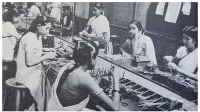 സാരി ഉടുത്ത് ടെലിഫോണ് നിർമ്മിക്കുന്ന ഇന്ത്യന് സ്ത്രീകൾ; 1950 -ലെ ചിത്രം വൈറൽ