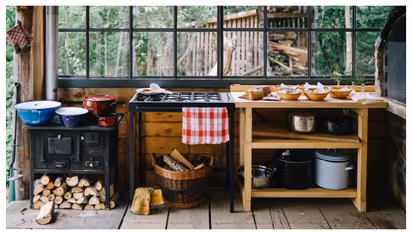 വേനൽക്കാലത്ത് ഭക്ഷണം അടുക്കളയ്ക്ക് പുറത്ത് പാകം ചെയ്യുന്നു; ഇതാണ് സമ്മർ കിച്ചൻ 