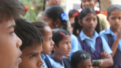 ಕೆಮಿಕಲ್ ದುರ್ನಾತದ ಎಫೆಕ್ಟ್: ಮೂಗಿಗೆ ಬಟ್ಟೆ ಕಟ್ಕೊಂಡೇ ಪಾಠ ಹೇಳ್ಬೇಕು, ಮಕ್ಳು ಕೇಳ್ಬೇಕು..!